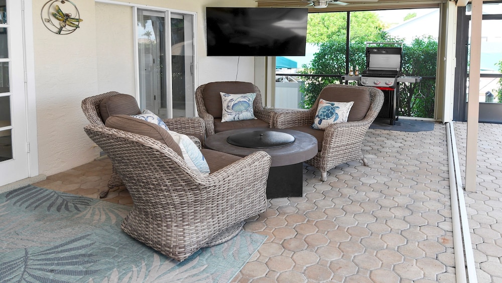 Love Bird Canalfront Villa Lounge Terrace Heated Pool pet Friendly