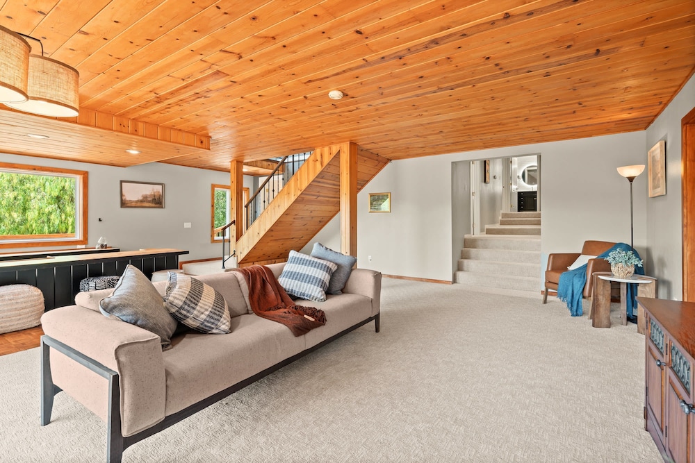 Mountain View Family Retreat w Game Room Scenic Decks