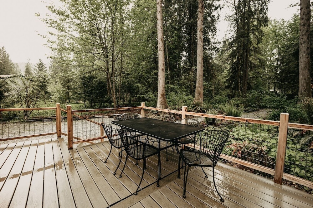 99mbr - Hot Tub - Wifi - Pets Ok - Bbq - Sleeps 6 2 Bedroom Home by RedAwning
