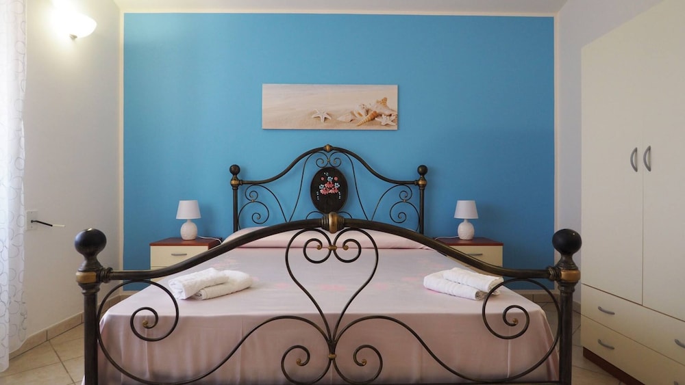 Villetta Nonno Seba Sleeps 4 Just a few Metres From the sea