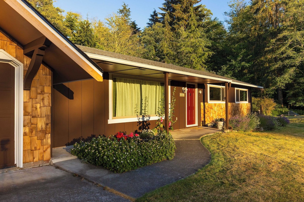 Lodge Trails, Hot Tub, Walk to Cornet Bay