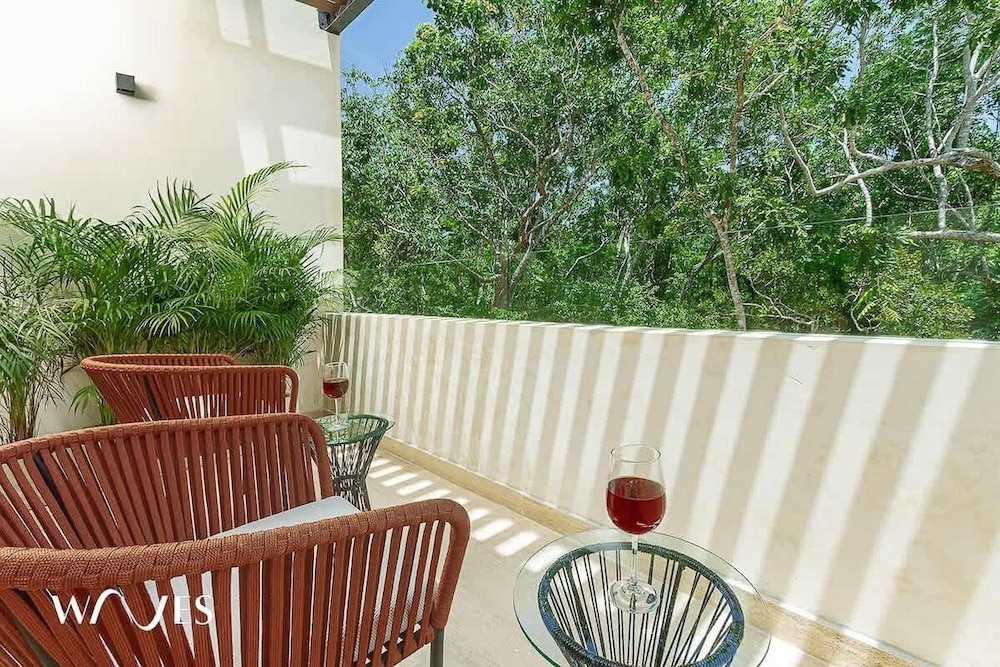 2 Br. Roof W/infinity Pool + Jacuzzi Spacious