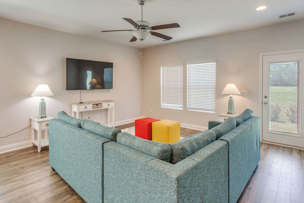 4 Mi to Beaches: Sleek Retreat in Ocean Isle Beach