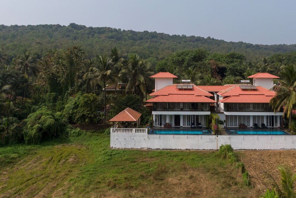 Field View Villa With Pool Perfect for Big Groups