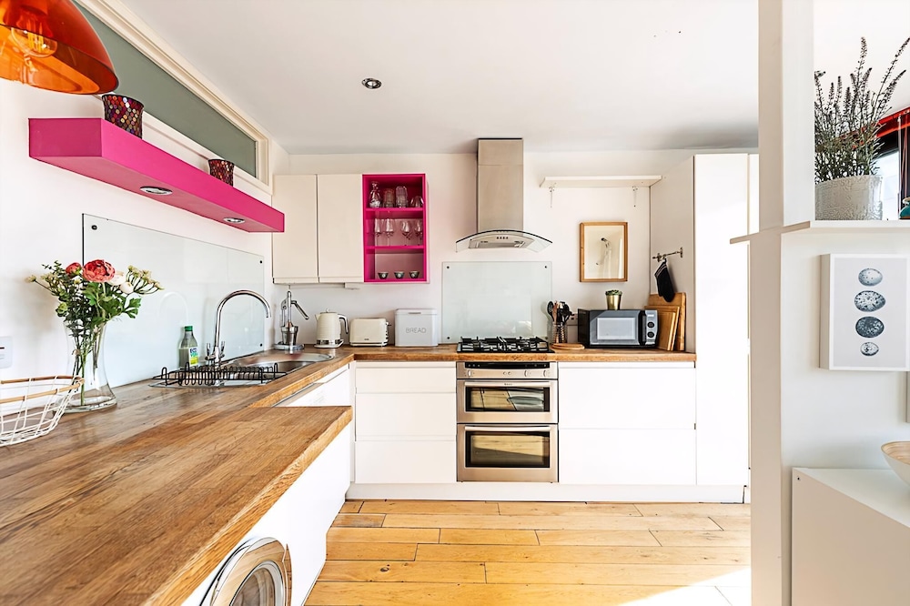 Bright Flat For 2 in Dartmouth Park