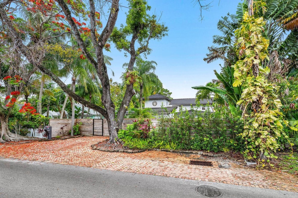 Luxe 5BR 4BA Heated Pool 10 Min to Beach BBQ