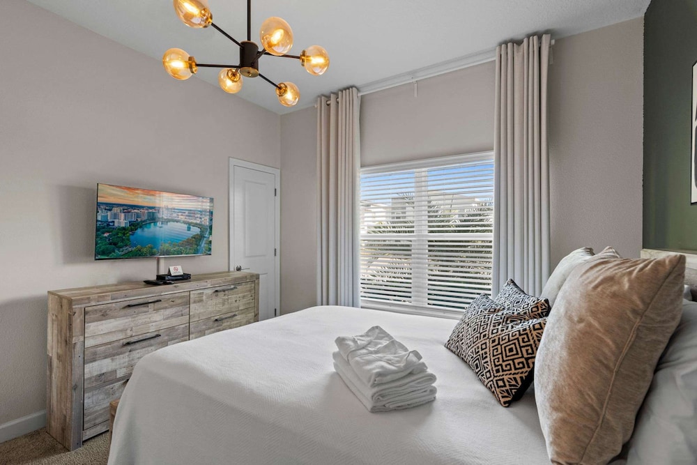 Chic 4BR Home With Mickey Star Wars Rooms