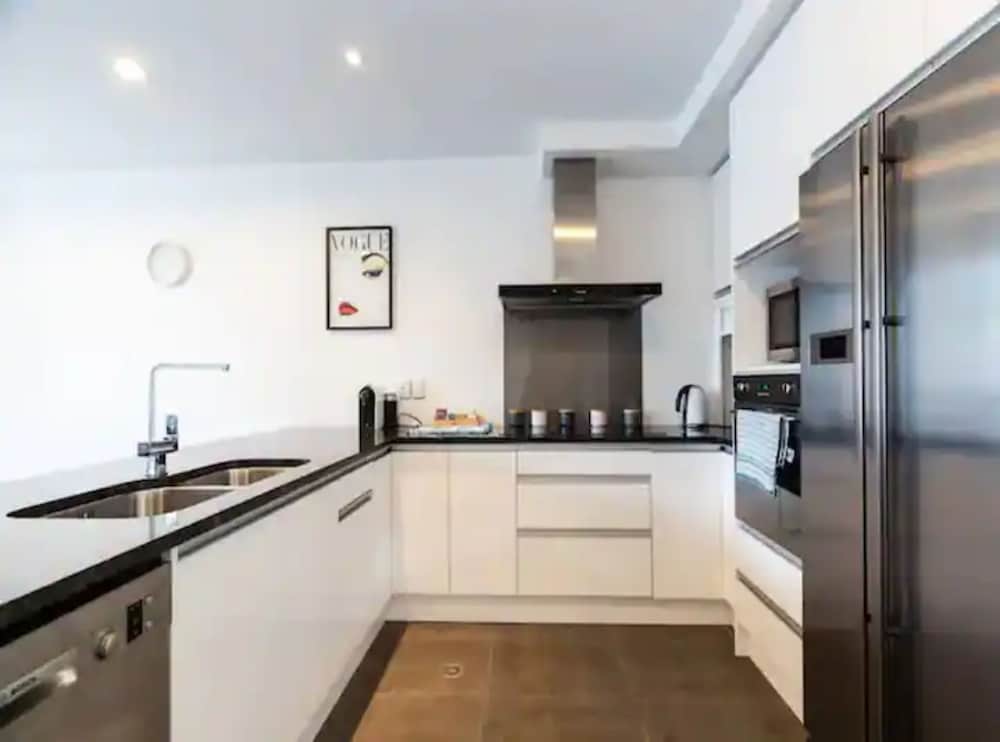 Spacious Home with Balcony+Parking Zodiak Stays view 5
