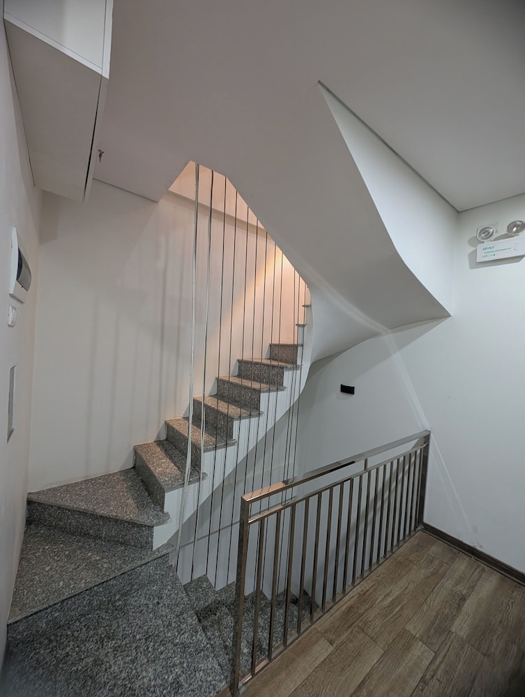 Era Apartment Lac Long Quan