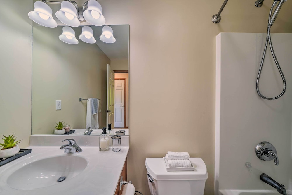 Family-friendly Townhome: 16 Mi to Pittsburgh! - Property Image 12