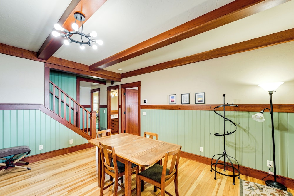 Hamlin Lake Retreat: Spacious Stay for Groups!