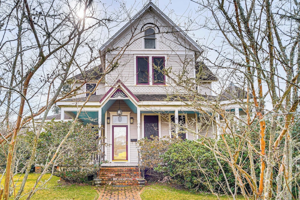 Historic Home w/ Wraparound Porch: Walkable Area!