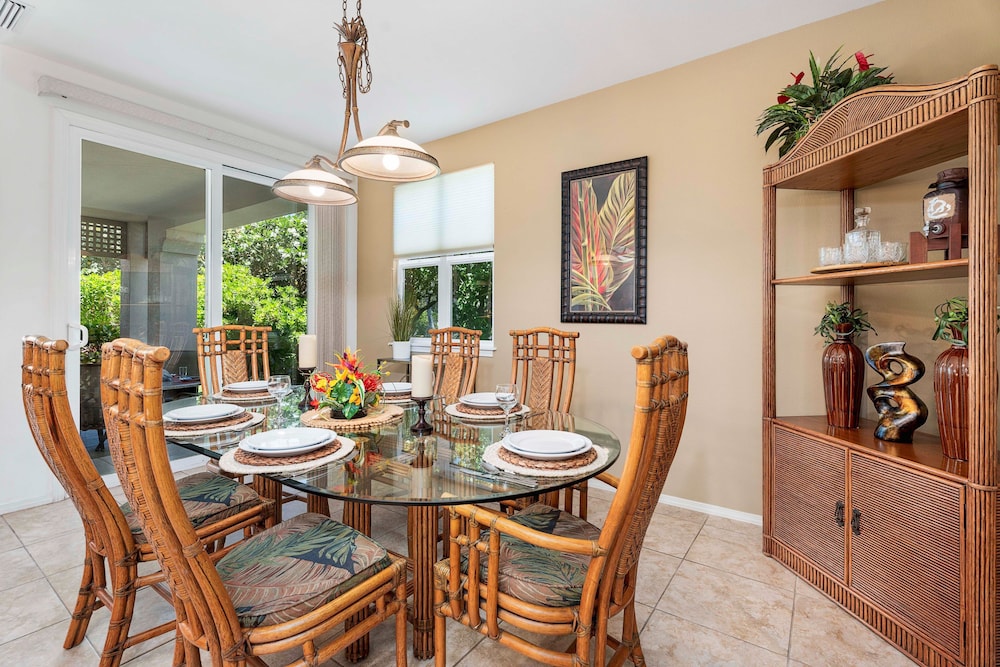 Spacious Corner Unit - Central AC - Vrkcv