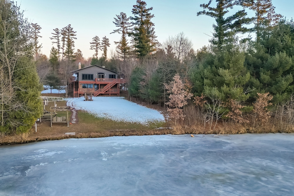 Lake Arbutus Cabin: Private Deck & Hot Tub! view 4