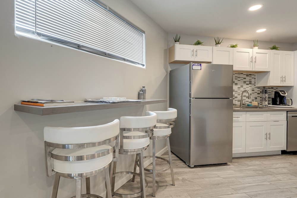 2 Mi to Old Town Scottsdale: Sleek Apartment