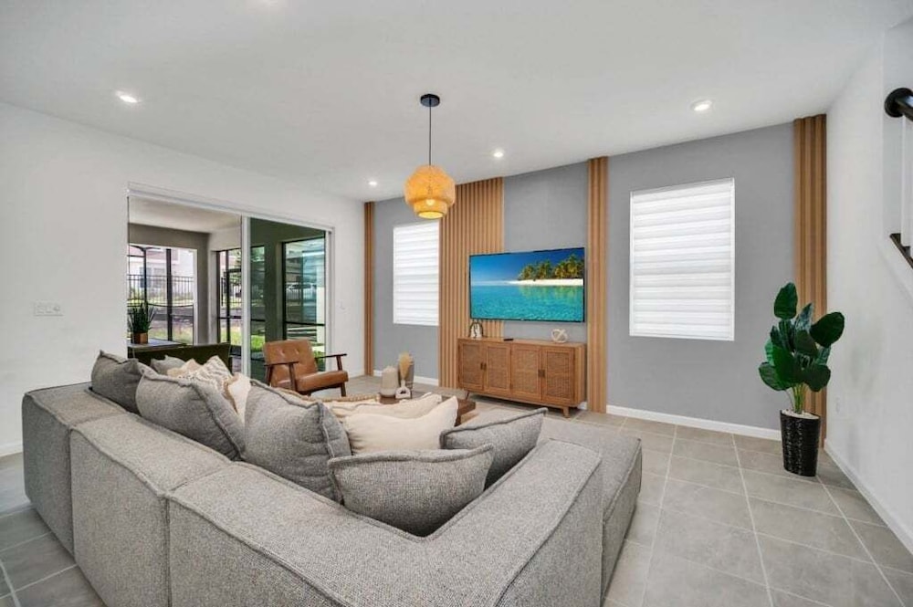 Movie Room, Pool, Theme Rooms Everything Included! 6 Bedroom Villa