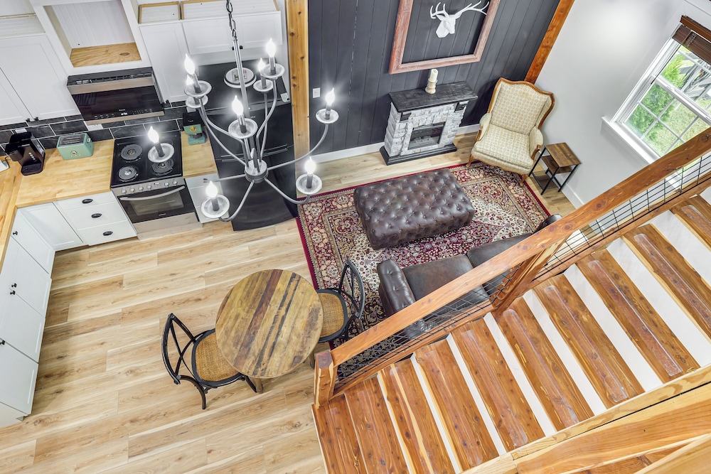 Luxe Stable Suite: Farm Stay in Lebanon!