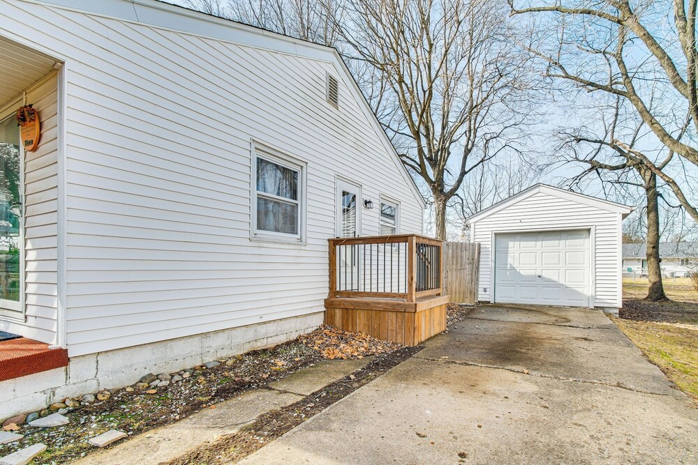 < 1 Mi to Route 66: Home w/ Large Yard!