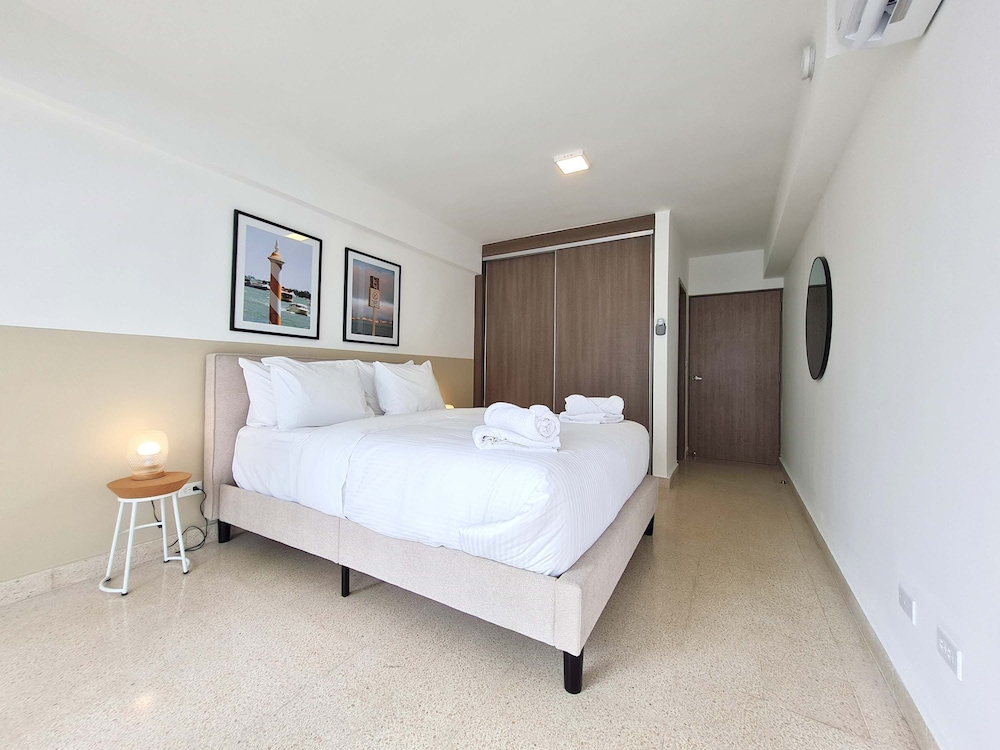 w Modern 2BR In La Cresta