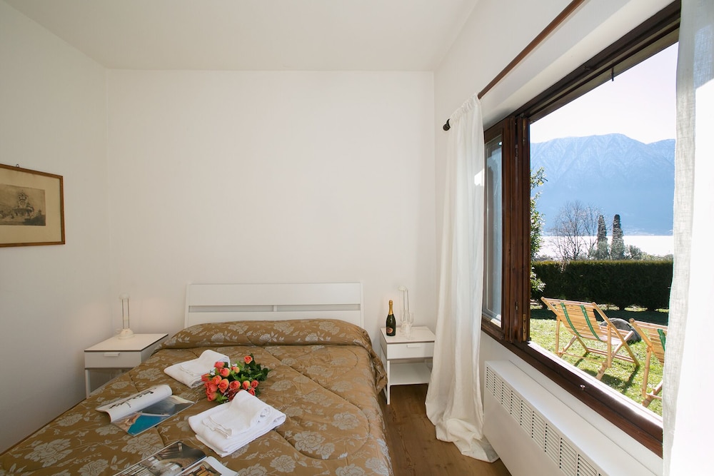 Villa dei Poeti view 2