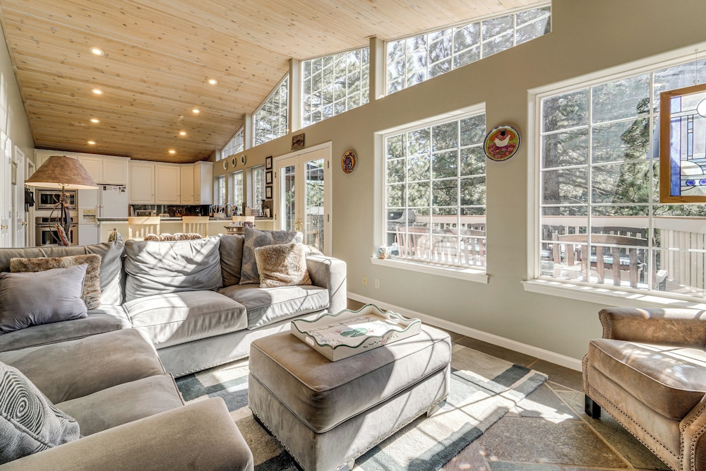 1 Mi to Lift! Olympic Valley Chalet w/ Hot Tub
