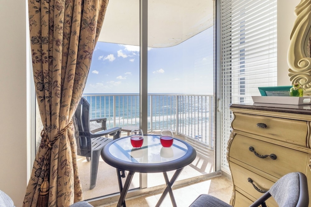 3BR Gulf-front Luxury w/ Pool Bar & Spa Baths