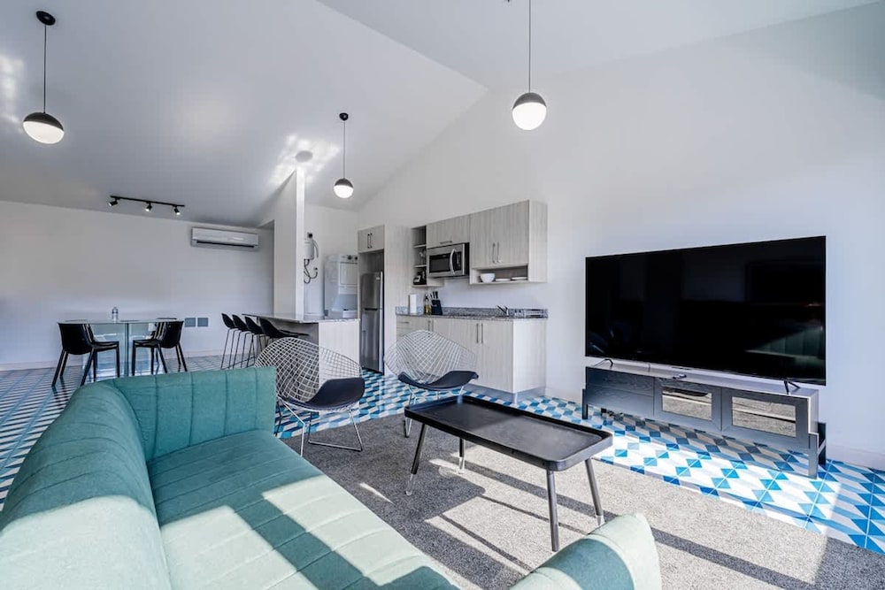 w Amazing 2BR in Santa Ana