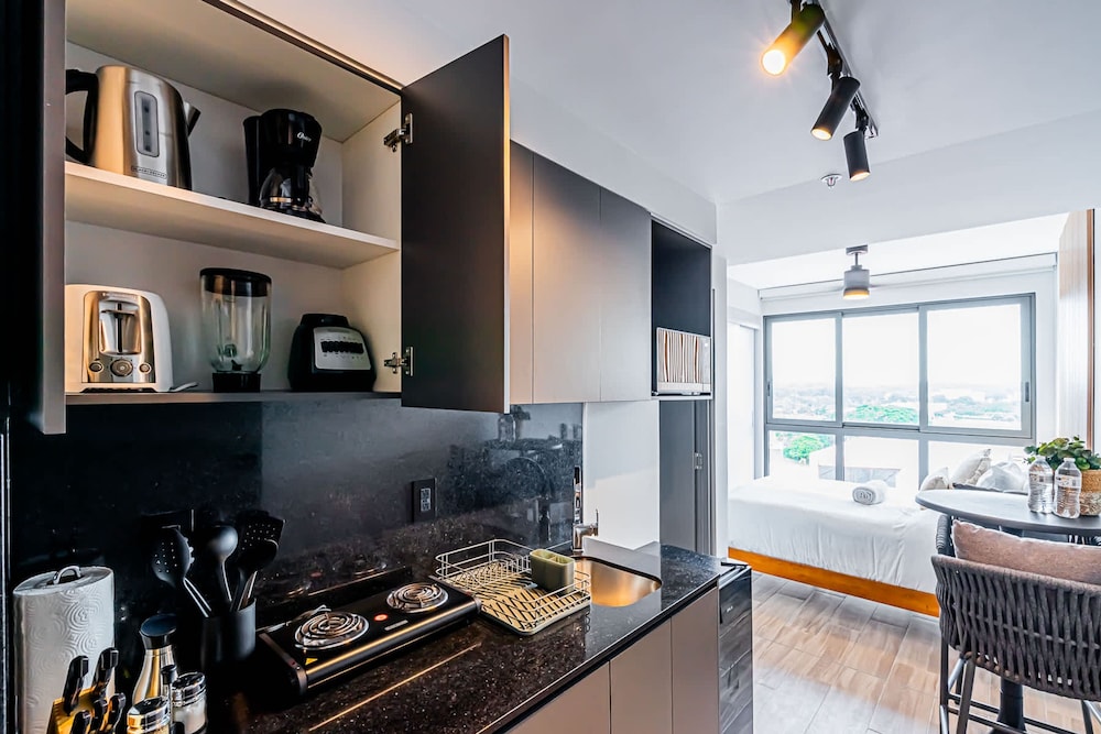w Stunning 2BR w Great Deco in Centriqo