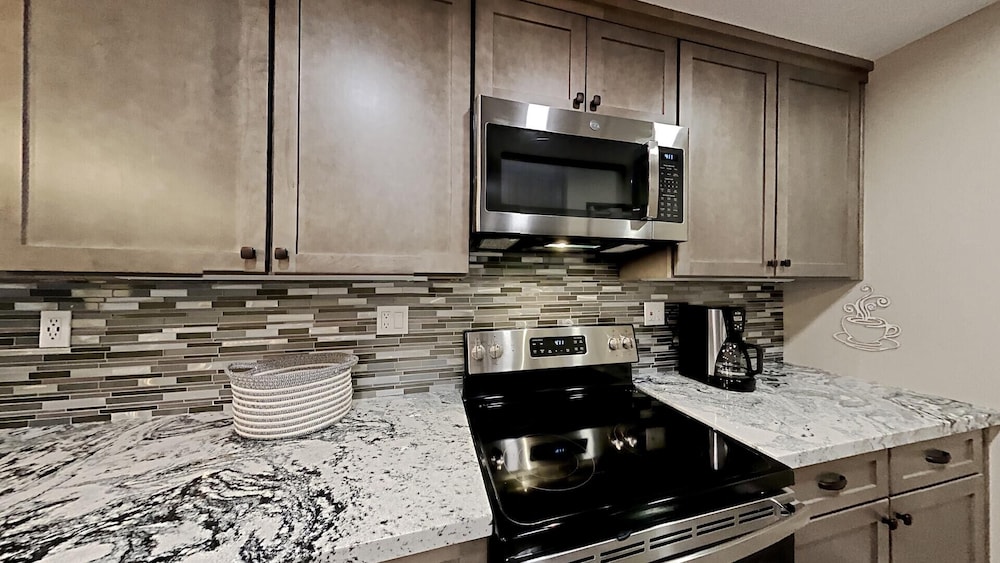 Spacious 2 BR Units at 1849 Condos With Free Pool, Parking & Wifi