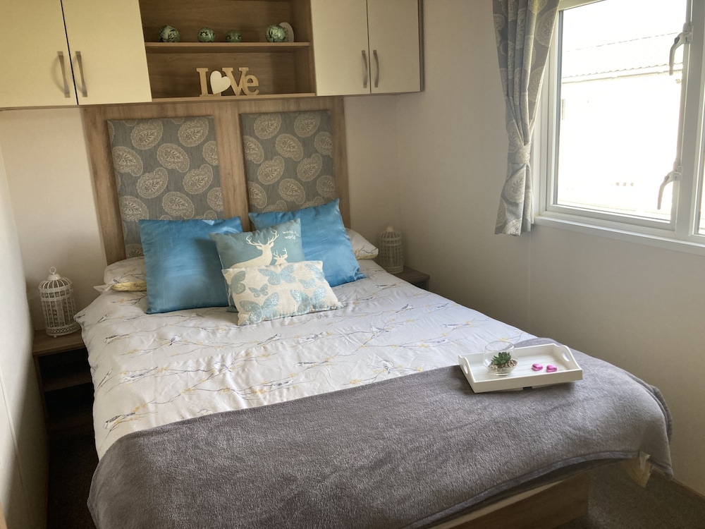 Luxury Pet Friendly Hot Tub Breaks at Tattershall view 3