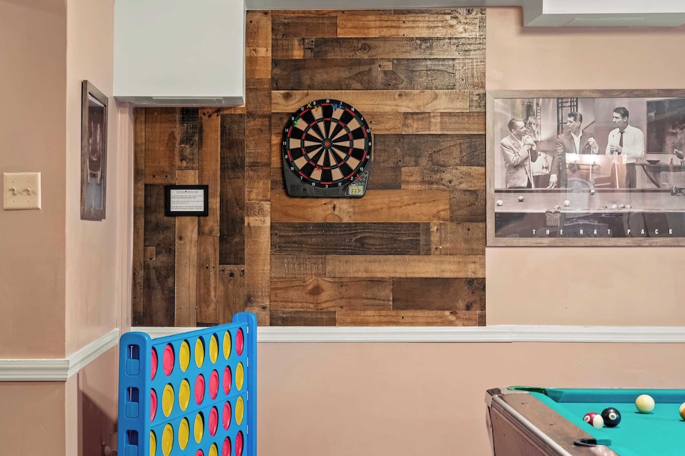 Lakeview Retreat w/ Kayaks, Game Room, Firepits Gated Community w/ Lake + Beach Access