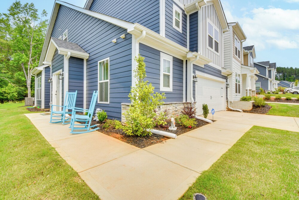 5 Mi to Memorial Stadium & Beach: Modern Townhome