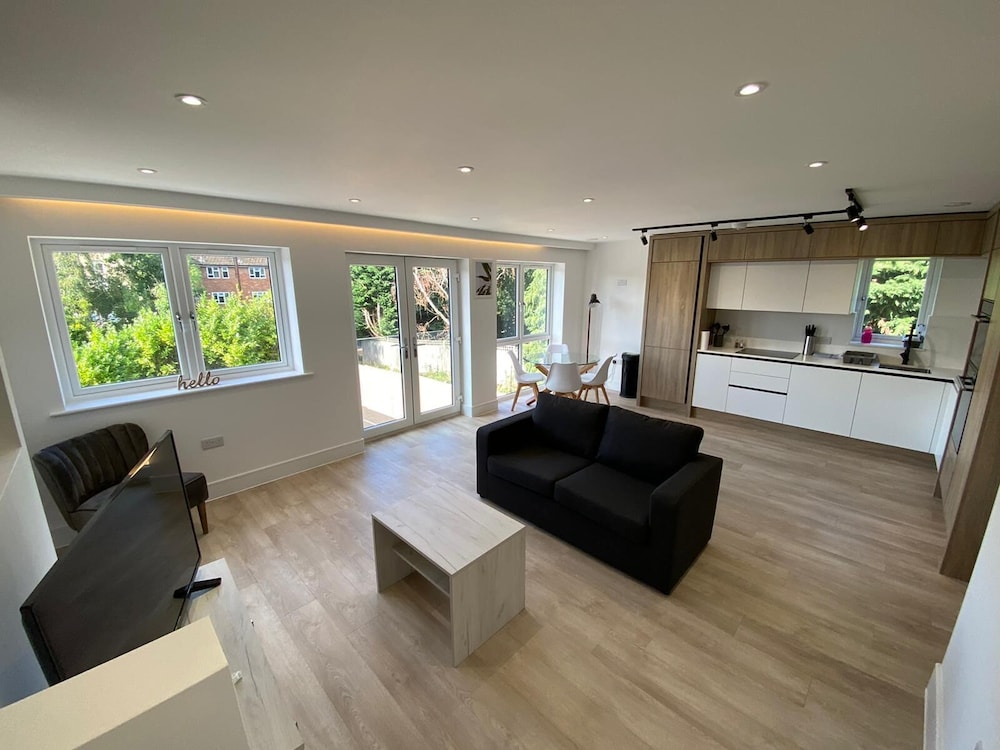 Lovely 2 Bedroom Flat with Parking view 4