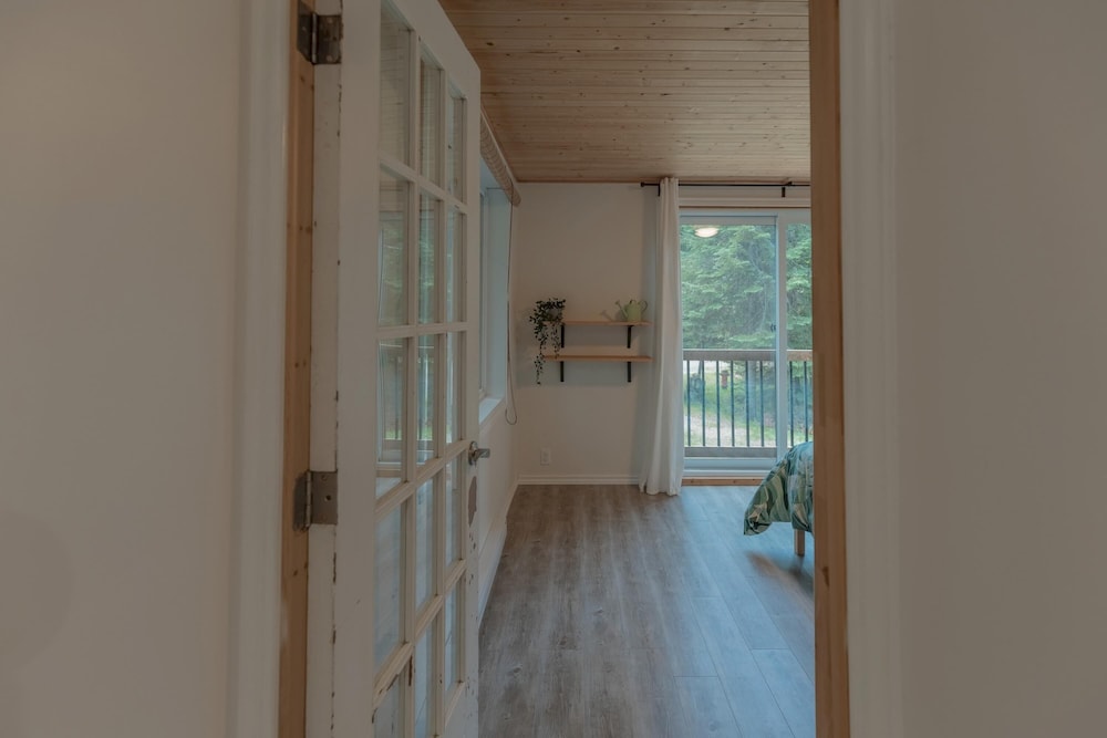 The Phoenix - Riverside Chalet With Beach