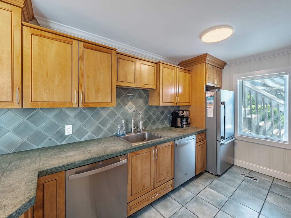 Surfside Cottage by Topsail Realty