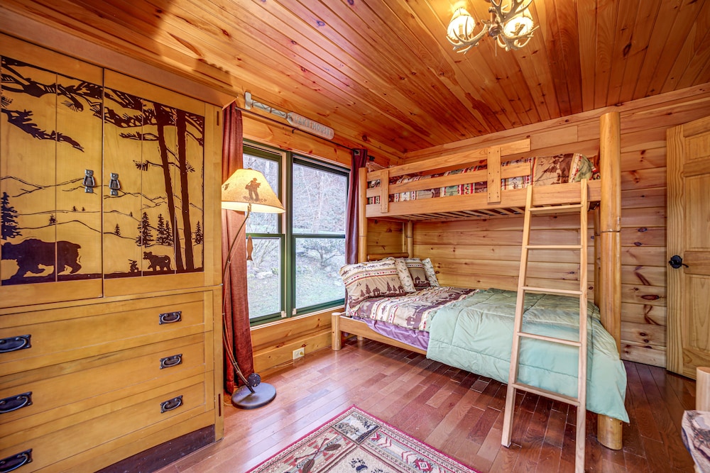 'twin Creeks Lodge' w/ Hot Tub < 1 Mi to Lake! view 4