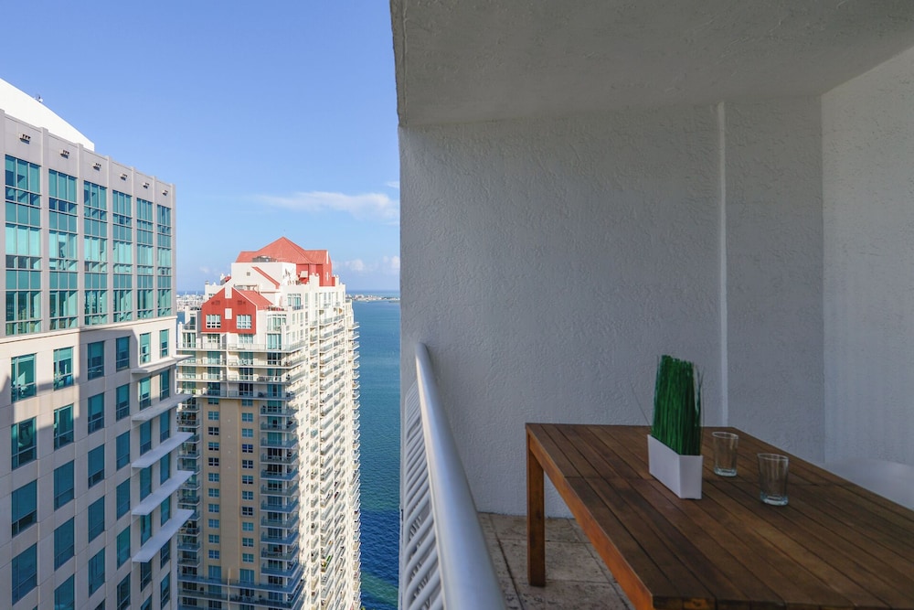 Centric 40thFloor Brickell Condo FREE parking by Palermo Home Miami