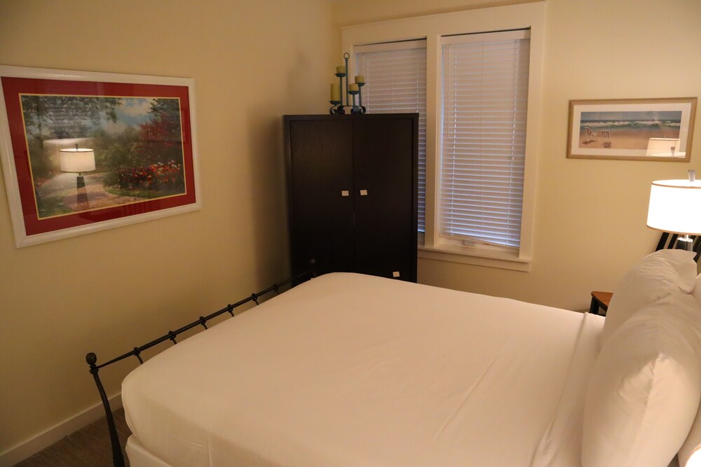 1381 Laurel Grove 3 Bedroom Home by RedAwning view 2