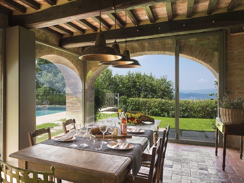 Villa in Arezzo With Pool and Vineyards view 3