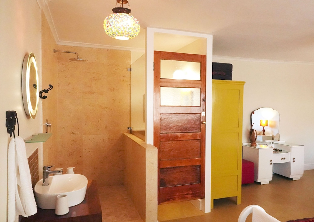 Dolphin Inn Guest House