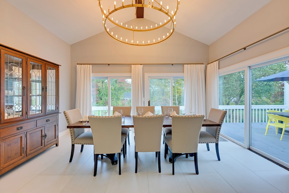 High-end Estate in Norwalk: Quiet & Spacious!