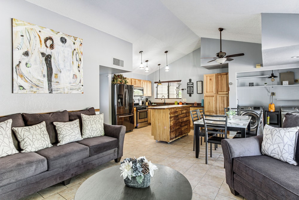 8 Mi to Linda Vista Trail: Tucson Home w/ Patio