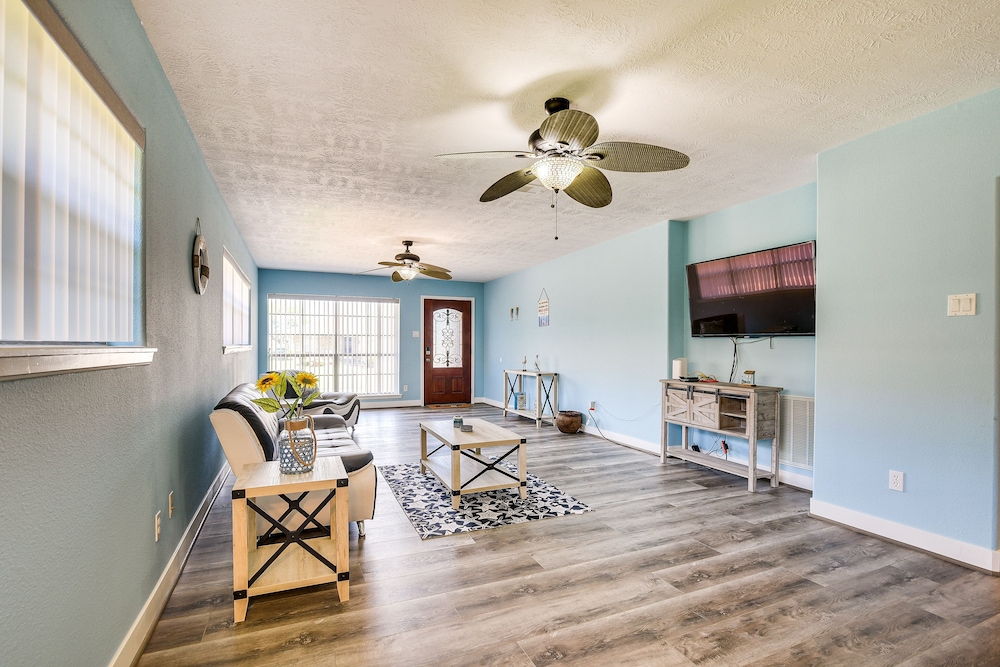 Walk to Beach: Galveston Getaway w/ Deck!