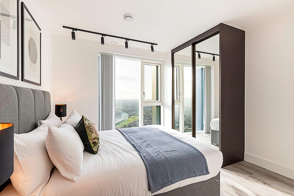 Modern North Acton Flat With City View view 3