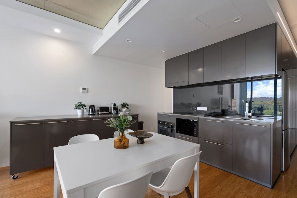 Chic 1-bed Apartment Near Canberra's Bustling CBD