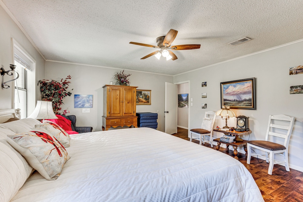 Spacious Madisonville Estate w/ Grill & Pond Views view 4