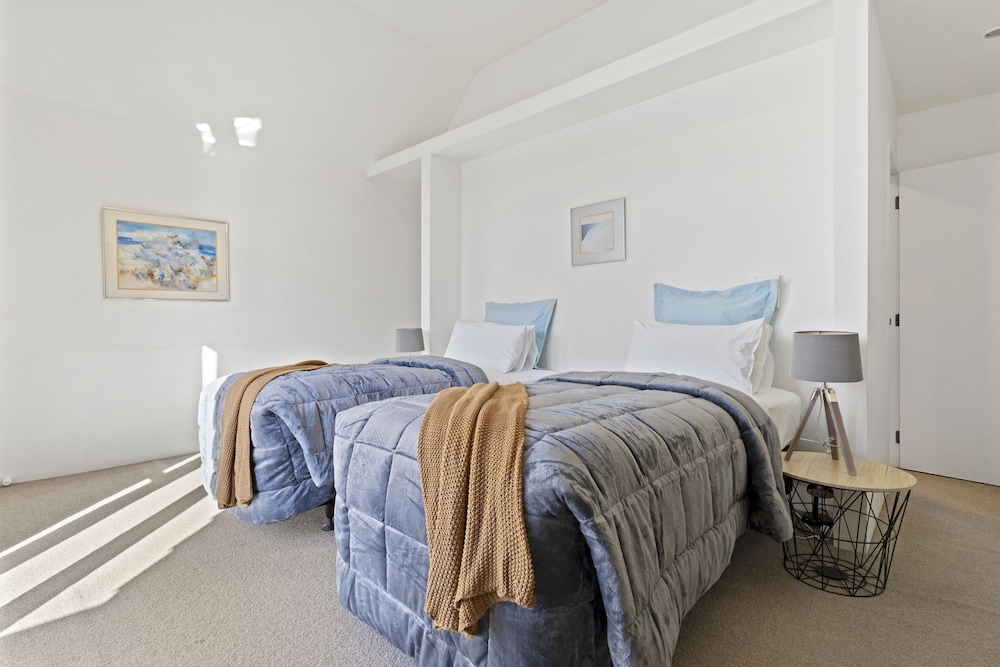 CBD Spacious 3 Storey Terrace House view 4