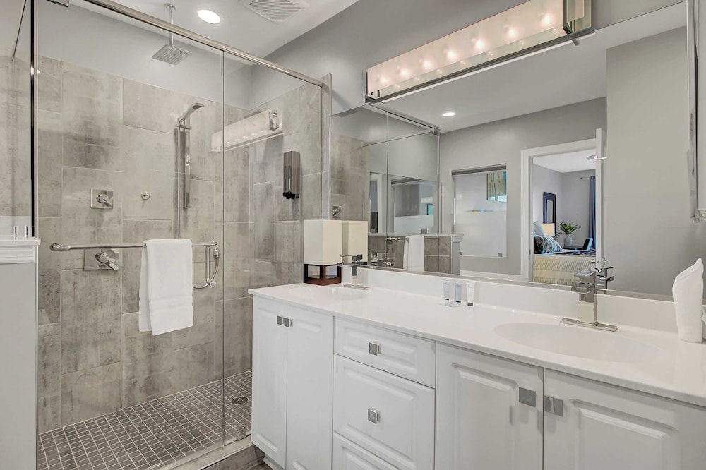 Beachfront 3bdr Condo w/ Pool & Deck Ocean Views Ocean Blvd #102 by Avantstay