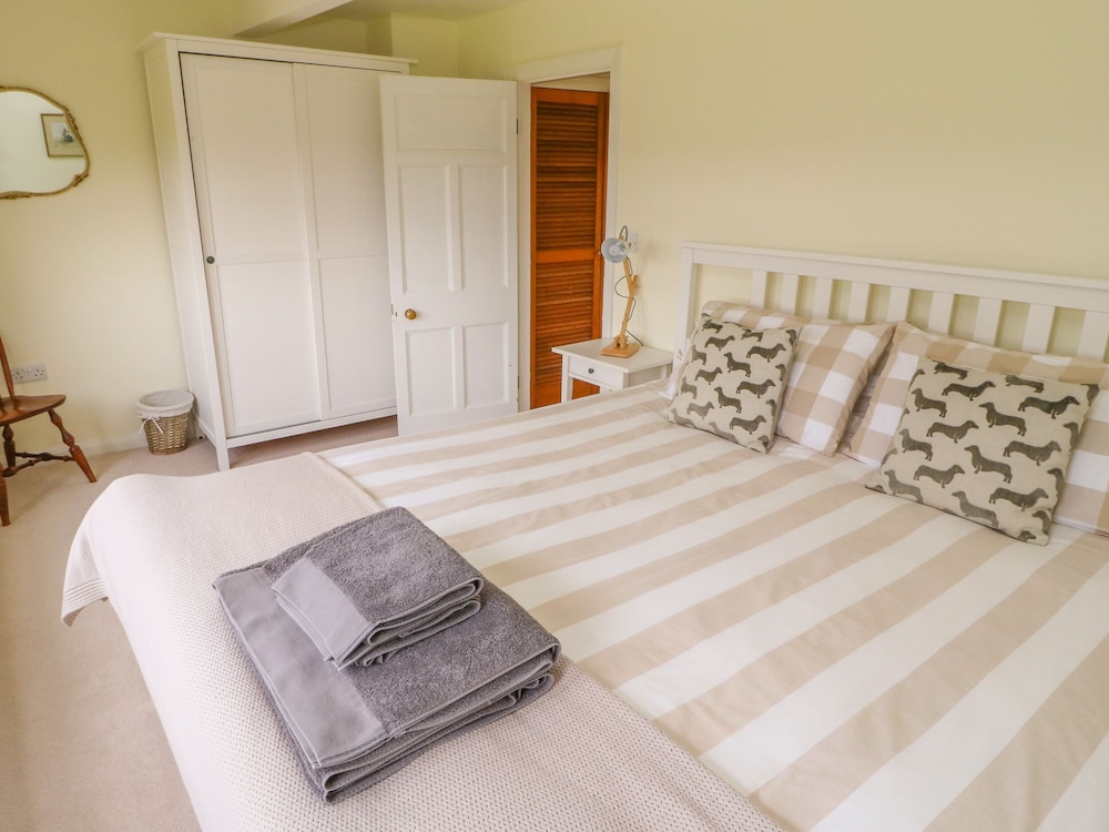 1 Horsehold Cottage view 5