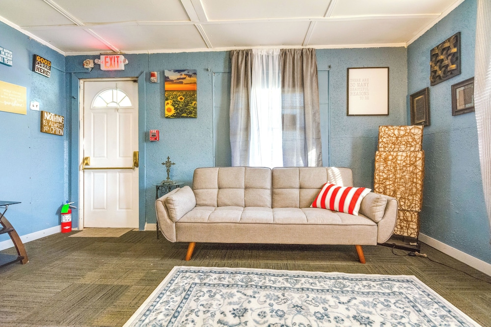 4 Mi to Dtwn Little Rock: Studio w/ Porch